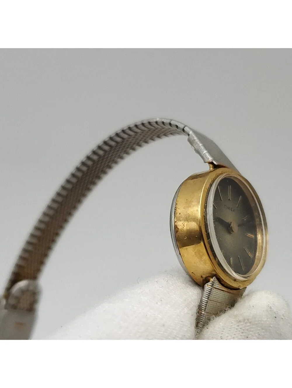 Vintage Timex Mechanical Gold Tone Adjustable Band Womens Watch 17mm Running